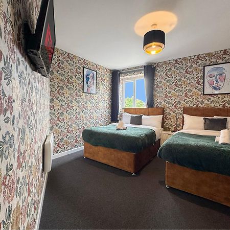 Luxury Boutique Apartments Block Free Street Parking Хаунслоу Экстерьер фото