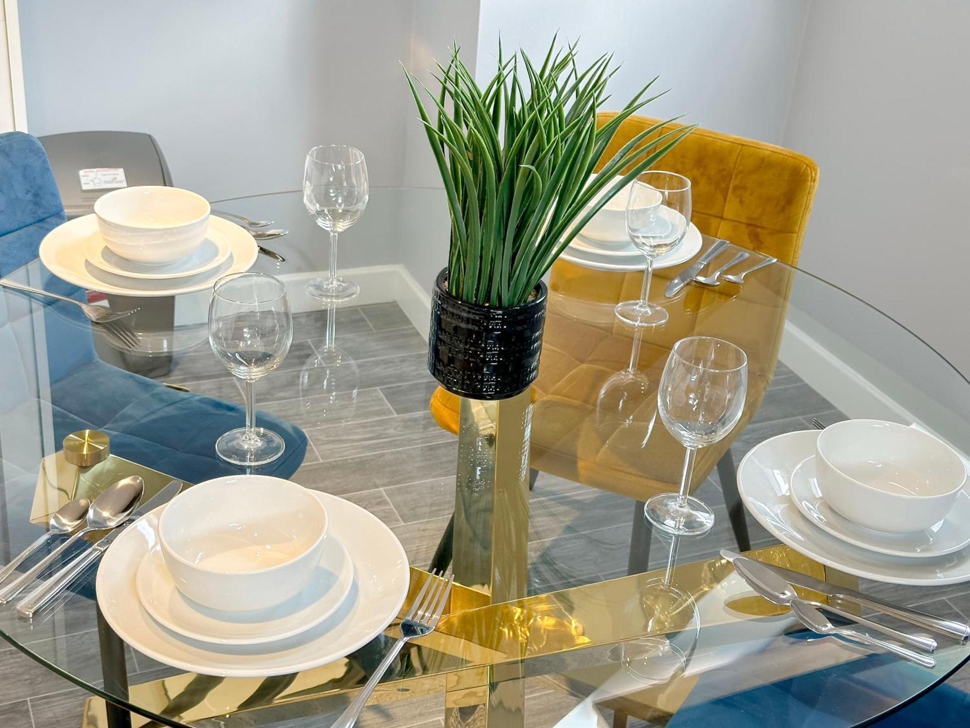 Luxury Boutique Apartments Block Free Street Parking Хаунслоу Экстерьер фото